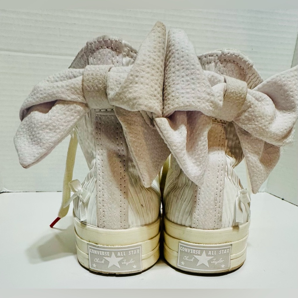 Converse Women's White High-Top Sneakers with Bows women’s size 8.5
